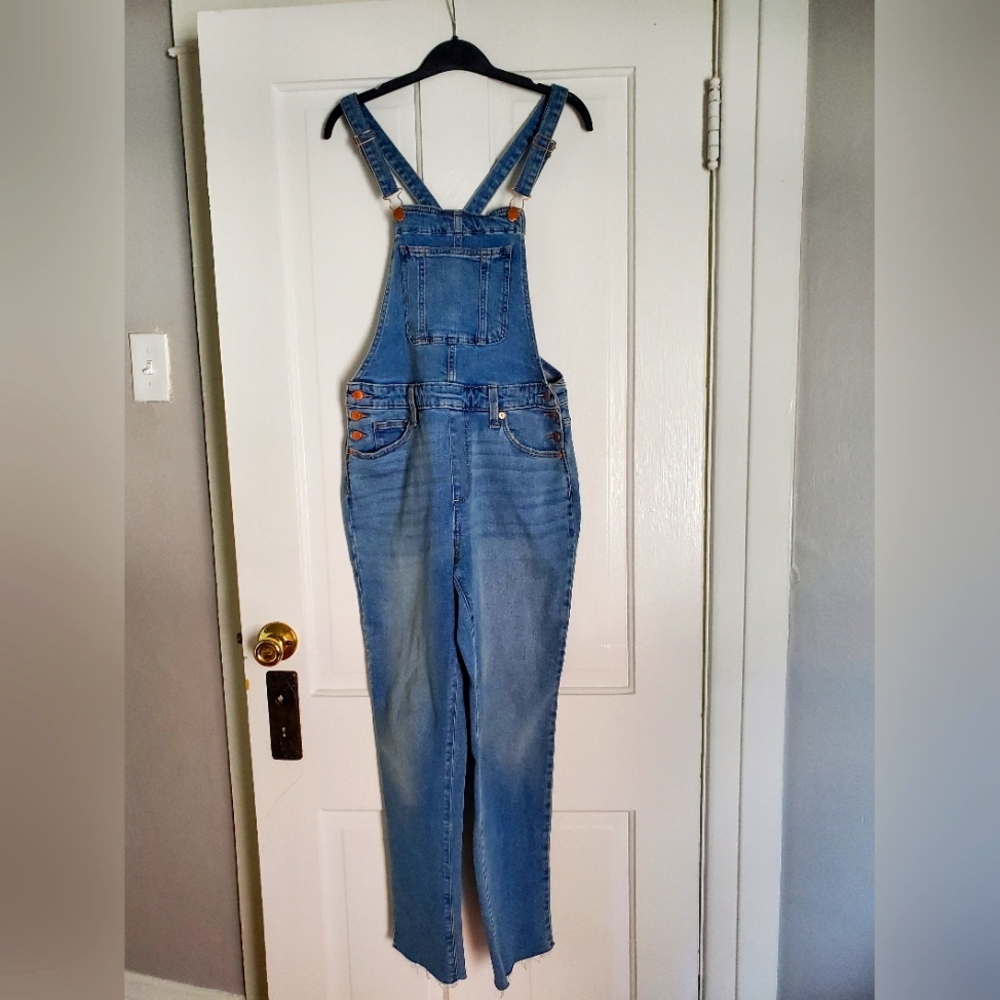 Size 6/28R Universal Thread overalls.